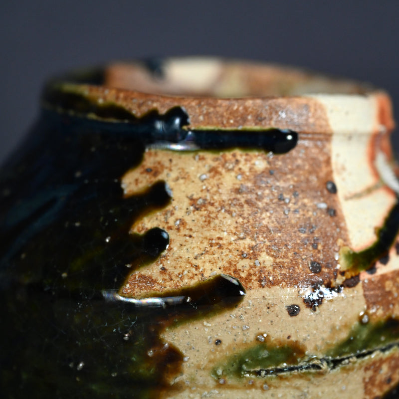 Voluminous Oribe Tsubo Vase ー鯉江 良二 “壺”