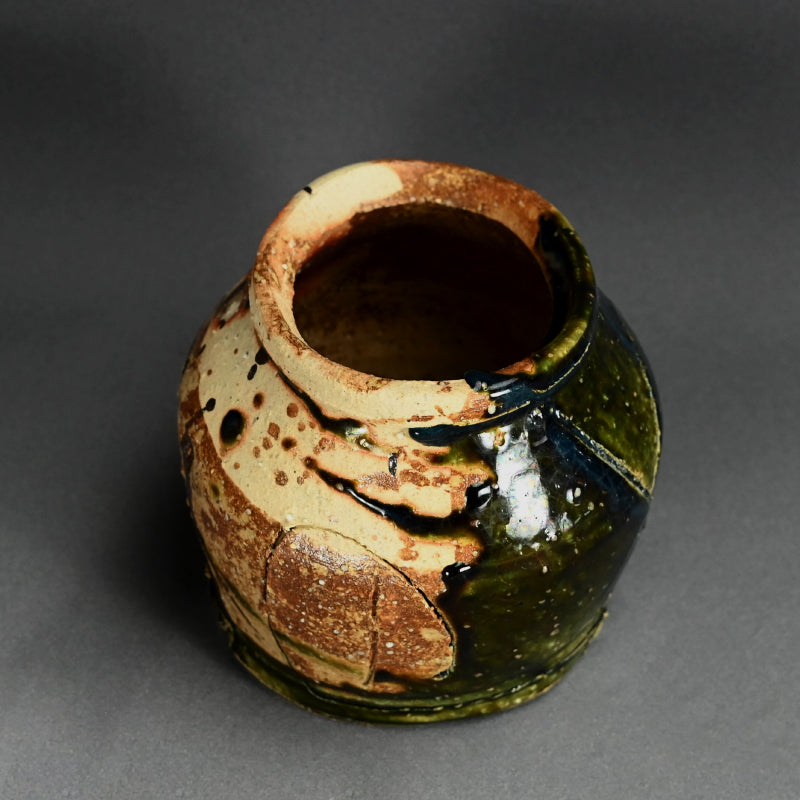 Voluminous Oribe Tsubo Vase ー鯉江 良二 “壺”