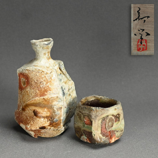 Ash Glazed Shinogi Iga Sake Set ー新 学 “伊賀 鎬徳利”、”伊賀 鎬五角ぐい呑”