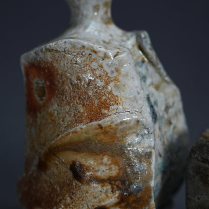 Ash Glazed Shinogi Iga Sake Set ー新 学 “伊賀 鎬徳利”、”伊賀 鎬五角ぐい呑”