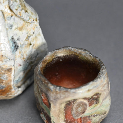 Ash Glazed Shinogi Iga Sake Set ー新 学 “伊賀 鎬徳利”、”伊賀 鎬五角ぐい呑”