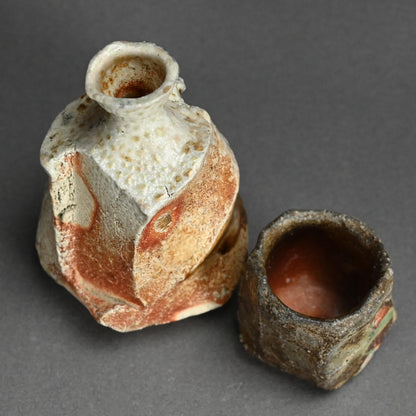 Ash Glazed Shinogi Iga Sake Set ー新 学 “伊賀 鎬徳利”、”伊賀 鎬五角ぐい呑”