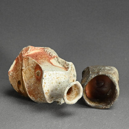 Ash Glazed Shinogi Iga Sake Set ー新 学 “伊賀 鎬徳利”、”伊賀 鎬五角ぐい呑”