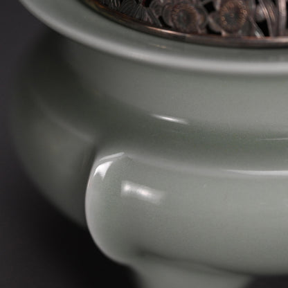 Celadon Koro with silver lid ー二代 諏訪 蘇山 “青瓷袴腰 香爐”