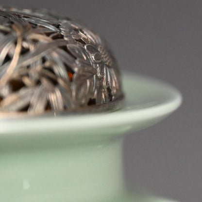 Celadon Koro with silver lid ー二代 諏訪 蘇山 “青瓷袴腰 香爐”