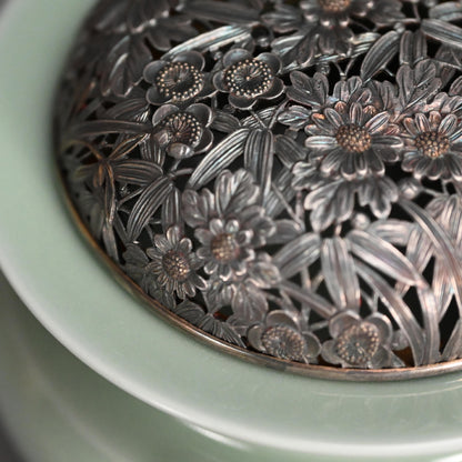 Celadon Koro with silver lid ー二代 諏訪 蘇山 “青瓷袴腰 香爐”