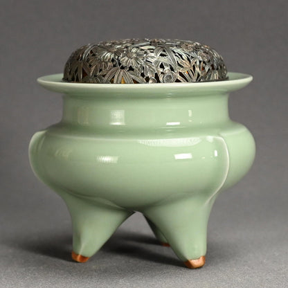 Celadon Koro with silver lid ー二代 諏訪 蘇山 “青瓷袴腰 香爐”