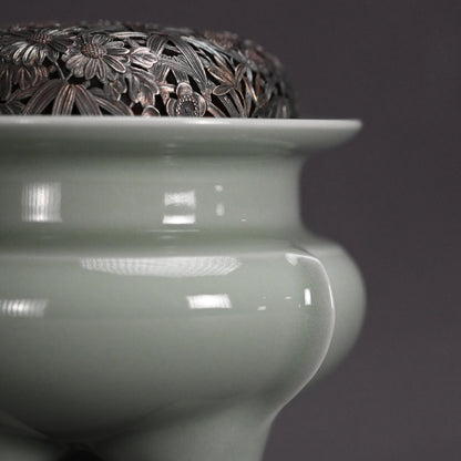 Celadon Koro with silver lid ー二代 諏訪 蘇山 “青瓷袴腰 香爐”