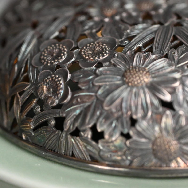 Celadon Koro with silver lid ー二代 諏訪 蘇山 “青瓷袴腰 香爐”