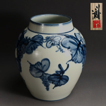 Voluminous Porcelain Vase, Grapes ー近藤 濶 “ぶどう絵 花瓶”