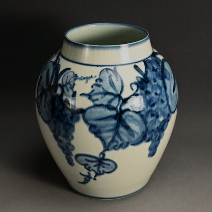 Voluminous Porcelain Vase, Grapes ー近藤 濶 “ぶどう絵 花瓶”