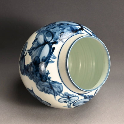 Voluminous Porcelain Vase, Grapes ー近藤 濶 “ぶどう絵 花瓶”