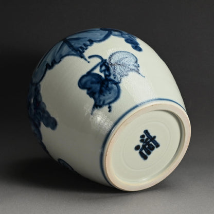 Voluminous Porcelain Vase, Grapes ー近藤 濶 “ぶどう絵 花瓶”