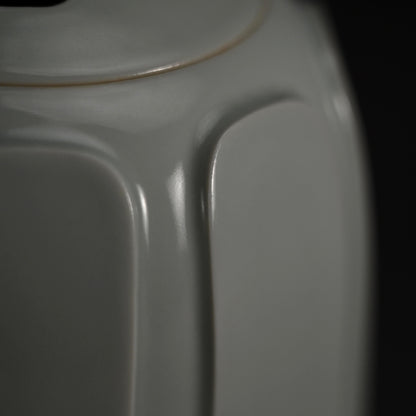 Exquisite Contemporary Porcelain Koro ー松本 為佐視 “白瓷清和 飾器”