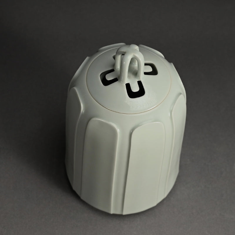 Exquisite Contemporary Porcelain Koro ー松本 為佐視 “白瓷清和 飾器”