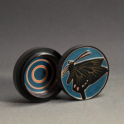 Carved Lacquer Kogo Incense Case ー音丸 淳 "堆漆くろあげは香合"