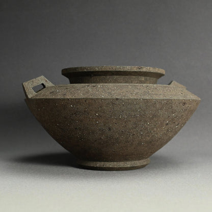 Stylish Contemporary Black Vase ー井口 大輔 “黒錆陶壺”