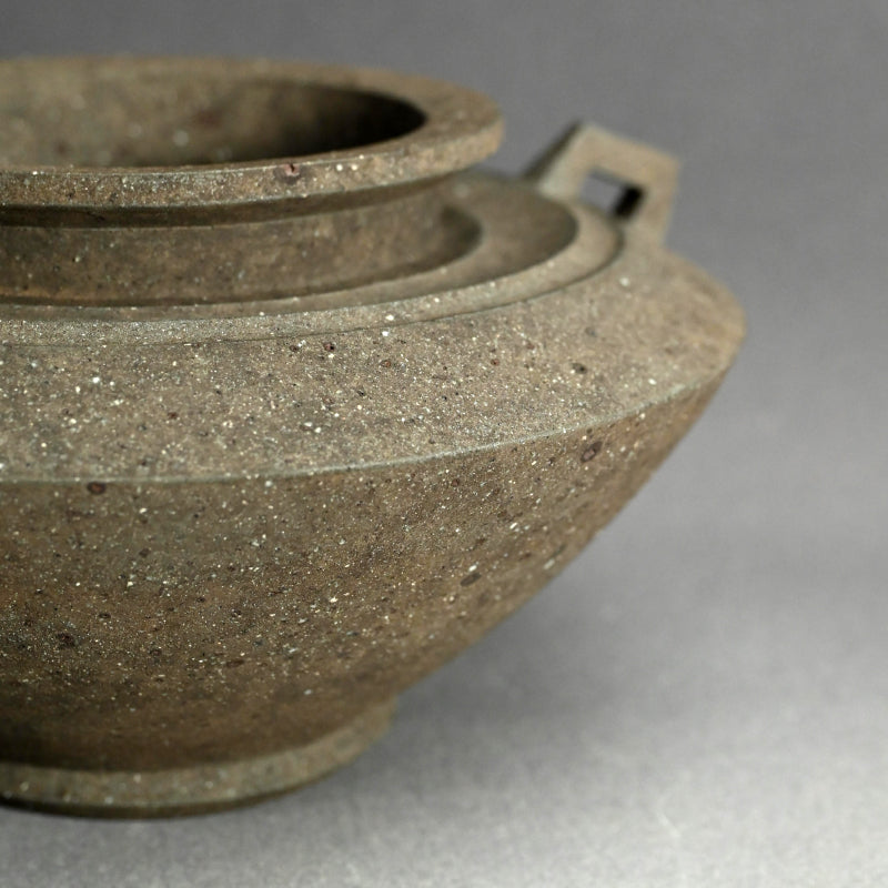 Stylish Contemporary Black Vase ー井口 大輔 “黒錆陶壺”