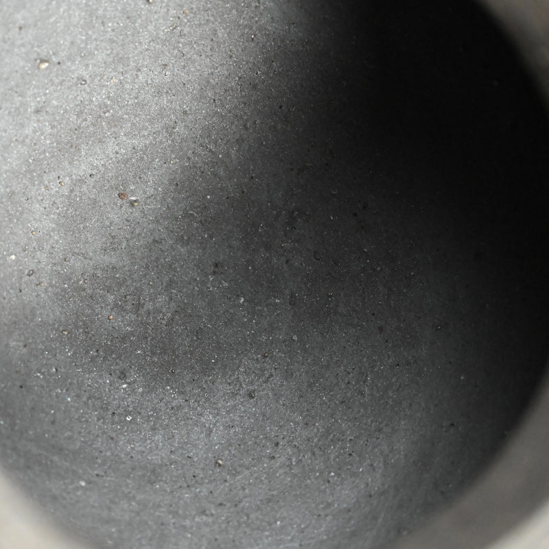 Stylish Contemporary Black Vase ー井口 大輔 “黒錆陶壺”