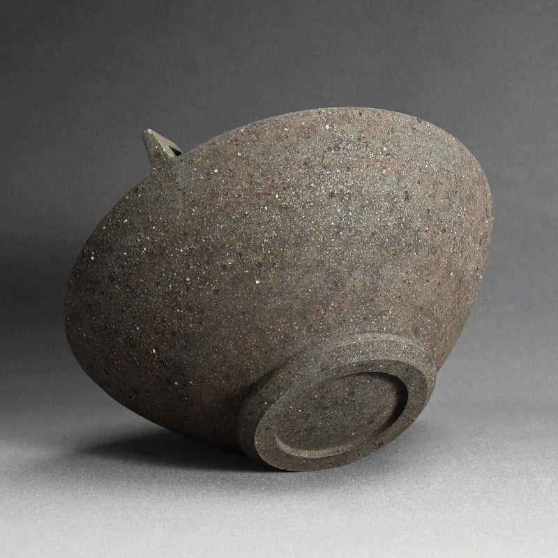 Stylish Contemporary Black Vase ー井口 大輔 “黒錆陶壺”