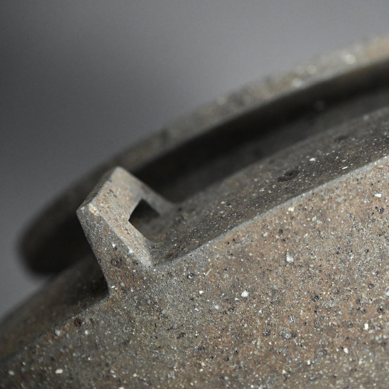 Stylish Contemporary Black Vase ー井口 大輔 “黒錆陶壺”