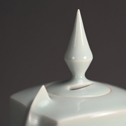 Elegant Celadon Koro ー深見 陶治 “青白磁 香爐 翠”