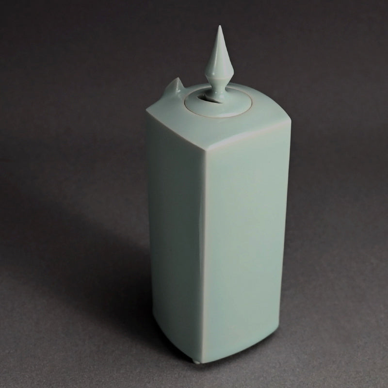 Elegant Celadon Koro ー深見 陶治 “青白磁 香爐 翠”