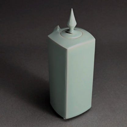 Elegant Celadon Koro ー深見 陶治 “青白磁 香爐 翠”