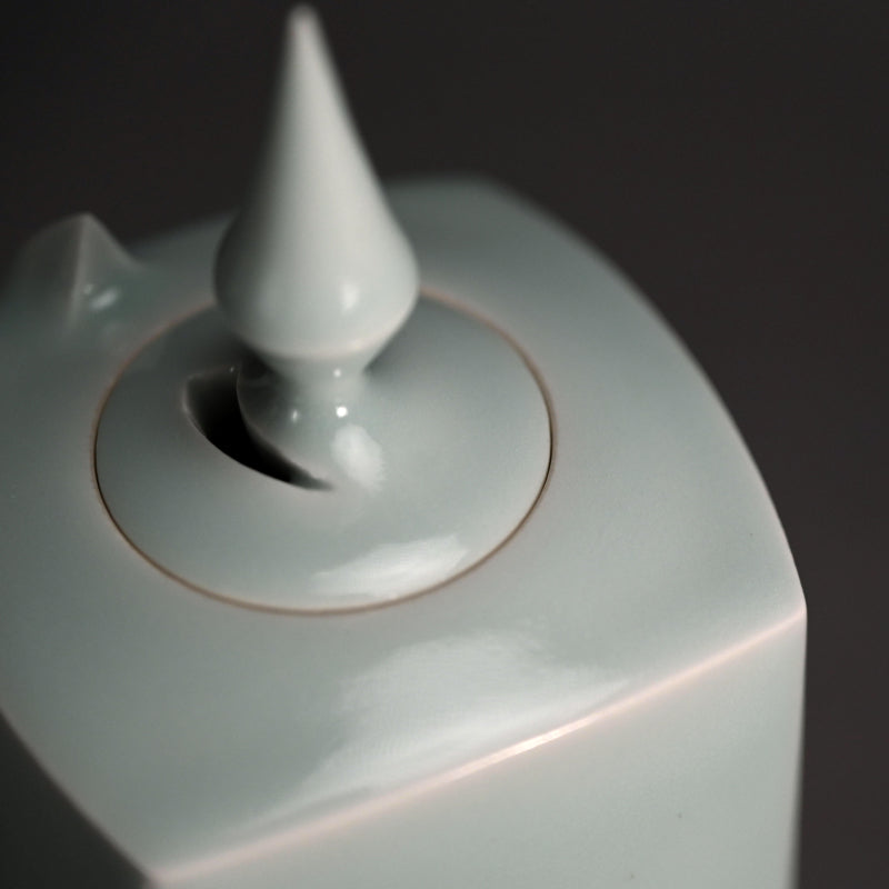 Elegant Celadon Koro ー深見 陶治 “青白磁 香爐 翠”