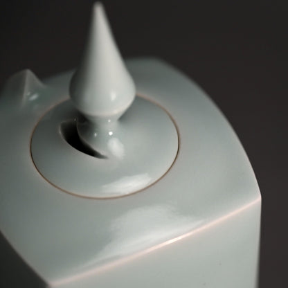 Elegant Celadon Koro ー深見 陶治 “青白磁 香爐 翠”