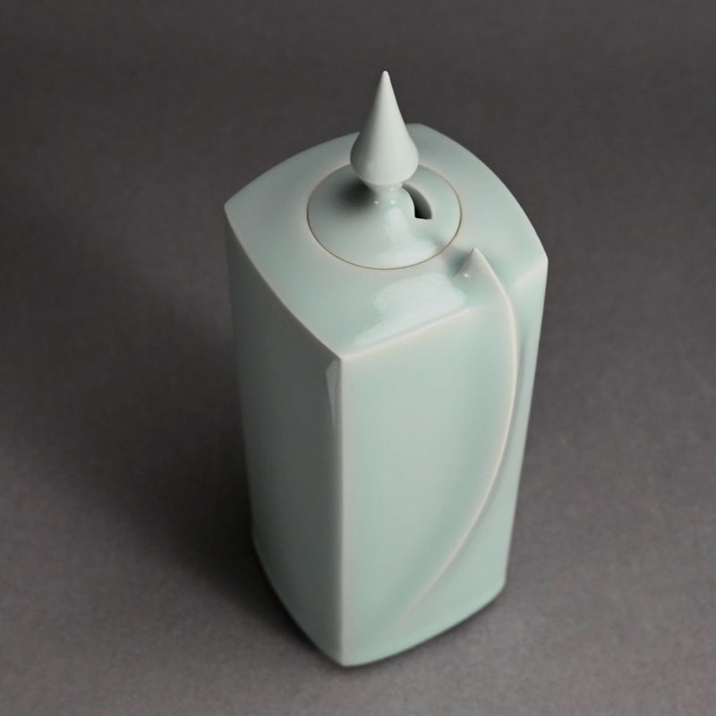 Elegant Celadon Koro ー深見 陶治 “青白磁 香爐 翠”