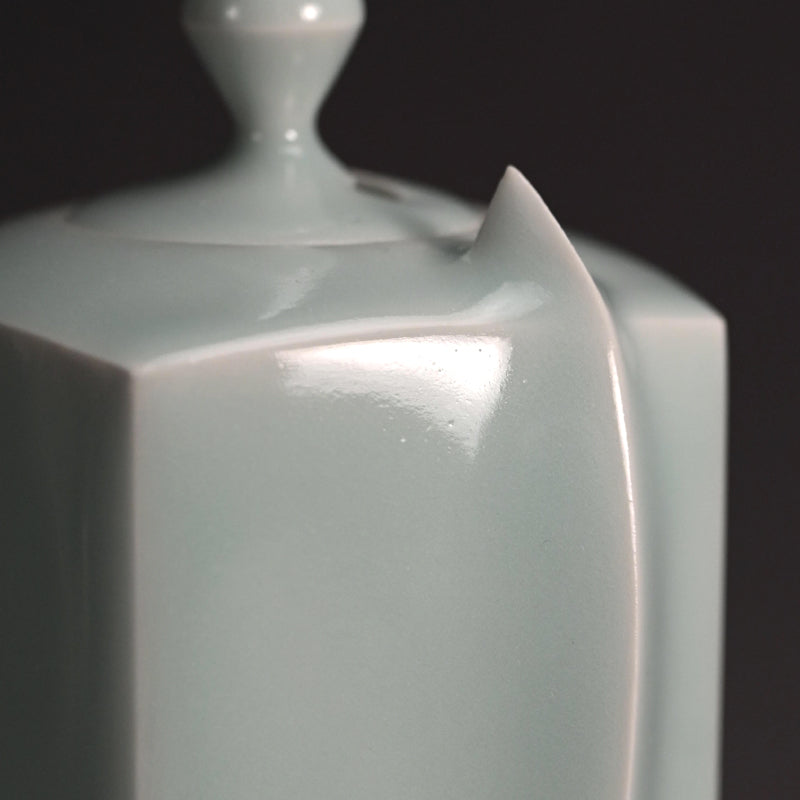 Elegant Celadon Koro ー深見 陶治 “青白磁 香爐 翠”