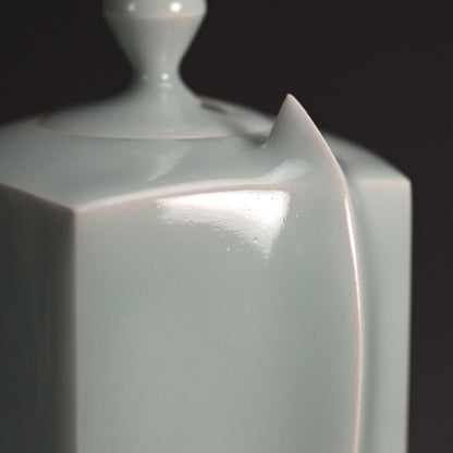 Elegant Celadon Koro ー深見 陶治 “青白磁 香爐 翠”