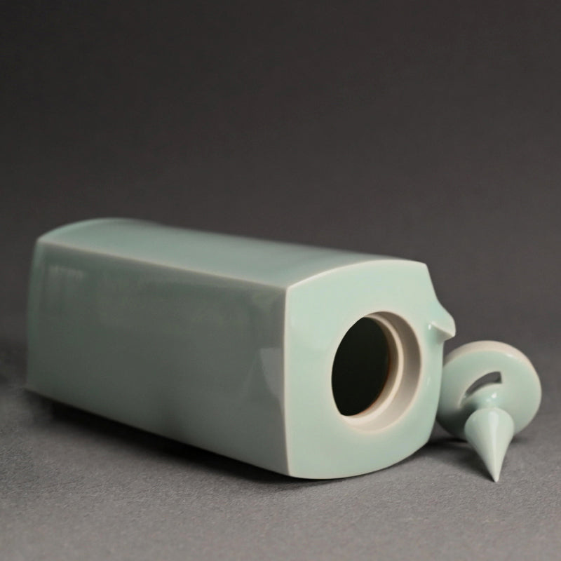 Elegant Celadon Koro ー深見 陶治 “青白磁 香爐 翠”