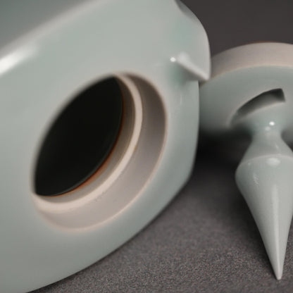 Elegant Celadon Koro ー深見 陶治 “青白磁 香爐 翠”