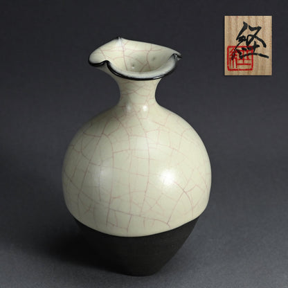 Exquisite Celadon Vase ー若尾 経 “象牙瓷 花入”