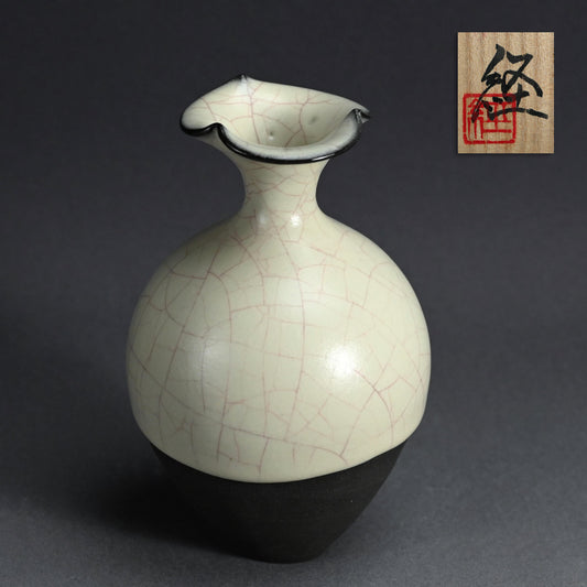 Exquisite Celadon Vase ー若尾 経 “象牙瓷 花入”