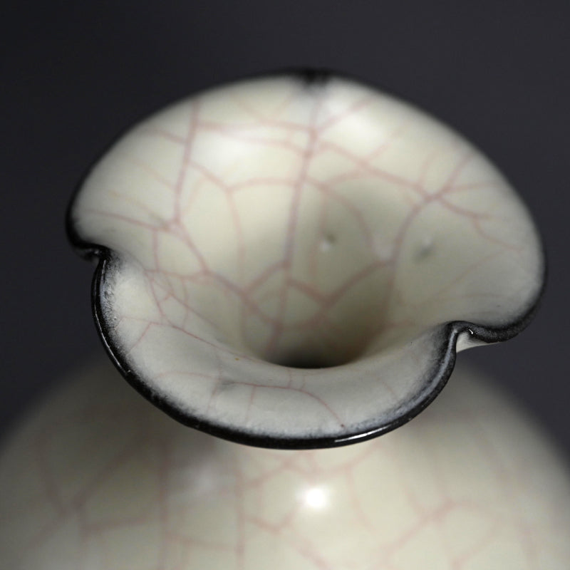 Exquisite Celadon Vase ー若尾 経 “象牙瓷 花入”