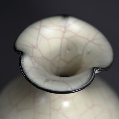 Exquisite Celadon Vase ー若尾 経 “象牙瓷 花入”