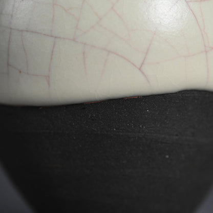 Exquisite Celadon Vase ー若尾 経 “象牙瓷 花入”