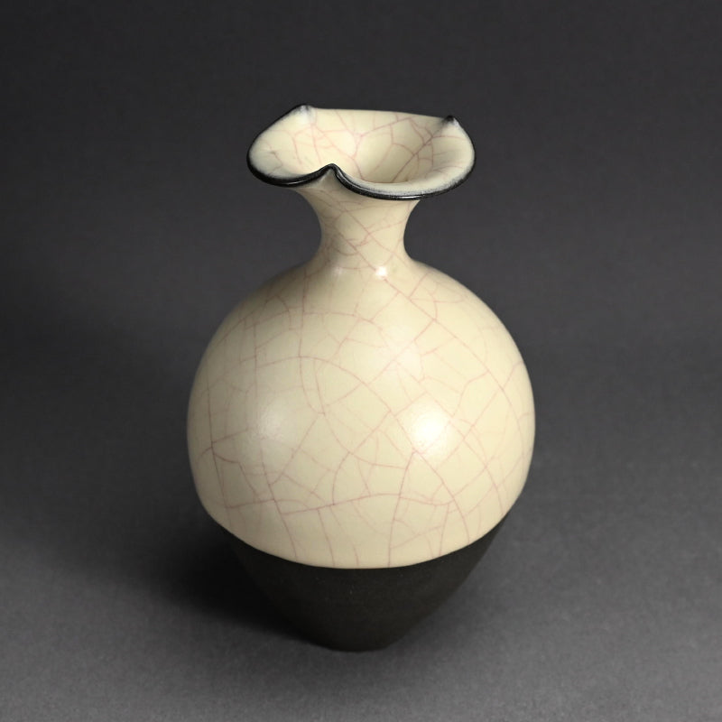Exquisite Celadon Vase ー若尾 経 “象牙瓷 花入”