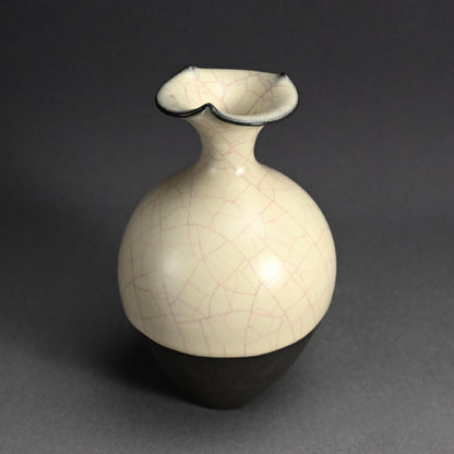 Exquisite Celadon Vase ー若尾 経 “象牙瓷 花入”
