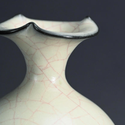 Exquisite Celadon Vase ー若尾 経 “象牙瓷 花入”