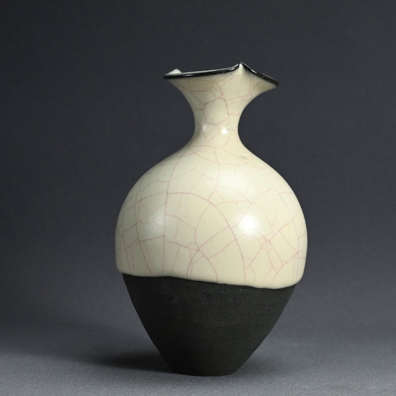 Exquisite Celadon Vase ー若尾 経 “象牙瓷 花入”