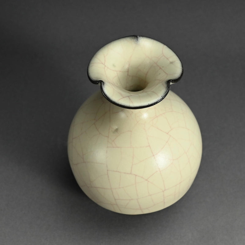 Exquisite Celadon Vase ー若尾 経 “象牙瓷 花入”