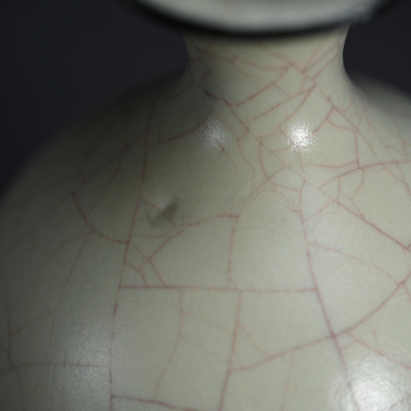 Exquisite Celadon Vase ー若尾 経 “象牙瓷 花入”