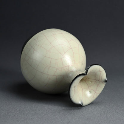 Exquisite Celadon Vase ー若尾 経 “象牙瓷 花入”