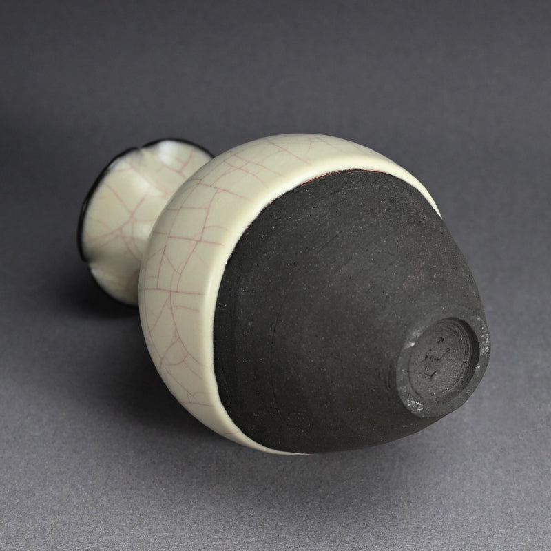 Exquisite Celadon Vase ー若尾 経 “象牙瓷 花入”