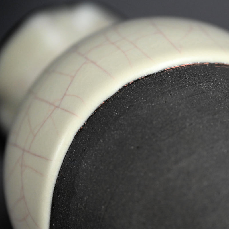 Exquisite Celadon Vase ー若尾 経 “象牙瓷 花入”