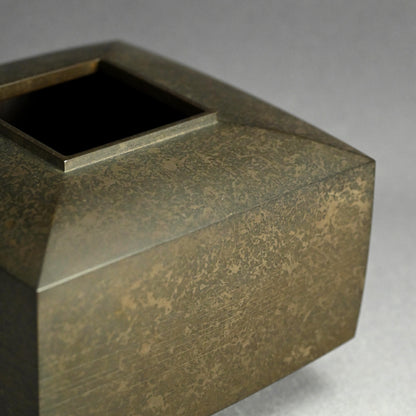 Bronze Vase, Exhibited 33rd Nihon Dento Kogeiten 1986 ー米田 美昭 “朧銀四方花器”